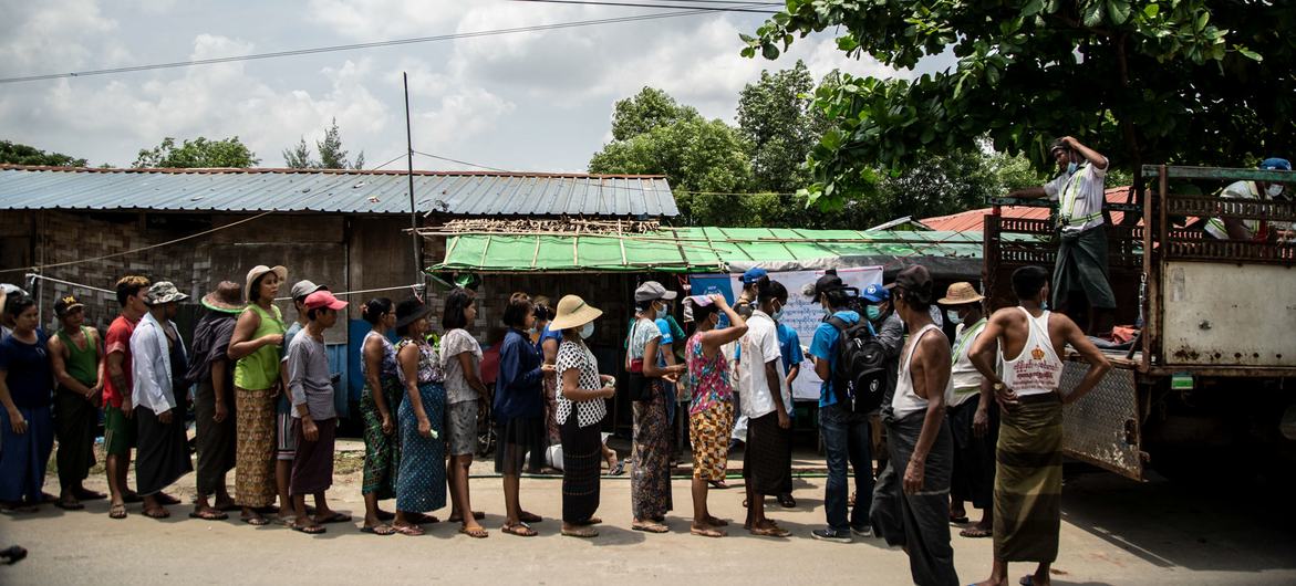 Distribución de arroz en la ciudad de Yangon, Myanmar.