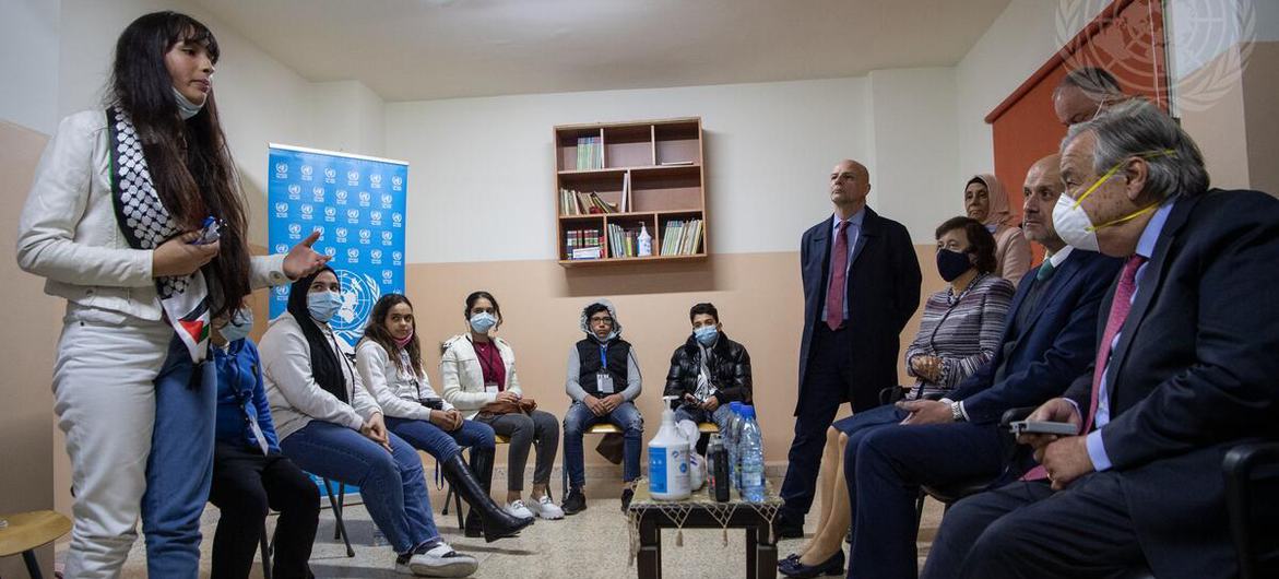 الأمين العام أنطونيو غوتيريش أثناء زيارته إحدى مدارس الأونروا في لبنان.