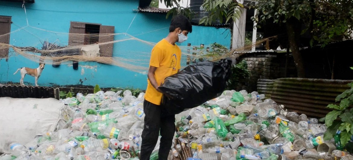 塔辛正在参与塑料制品回收工作。