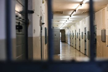 नए अध्ययन के मुताबिक बड़ी संख्या में क़ैदियों को मुक़दमे की कार्रवाई के बग़ैर हिरासत में रका जा रहा है.