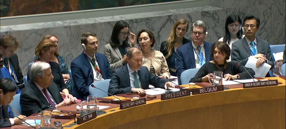 संयुक्त राष्ट्र सुरक्षा परिषद एक आपात बैठक में सीरिया स्थिति पर चर्चा करते हुए.