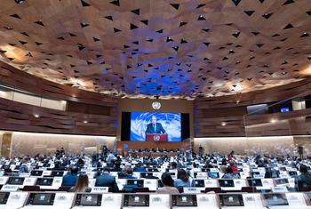 Le Secrétaire général de l'ONU, António Guterres (sur l'écran), devant le Conseil des droits de l'homme.
