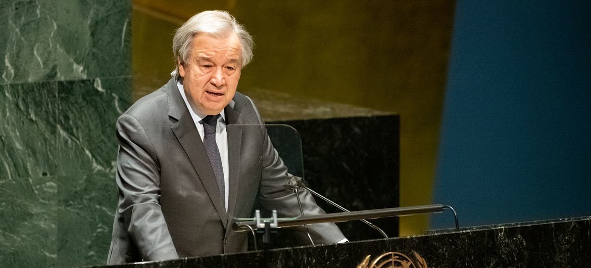 الأمين العام للأمم المتحدة أنطونيو غوتيريش متحدثا في جلسة الجمعية العامة الطارئة بشأن أوكرانيا.