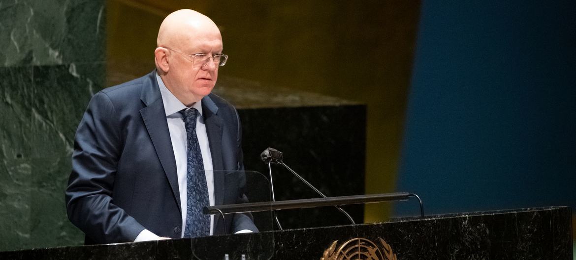 संयुक्त राष्ट्र में रूस के राजदूत वैसिली नेबेन्ज़या, यूक्रेन मुद्दे पर, महासभा के आपात विशेष सत्र को सम्बोधित करते हुए. (28 फ़रवरी 2022)