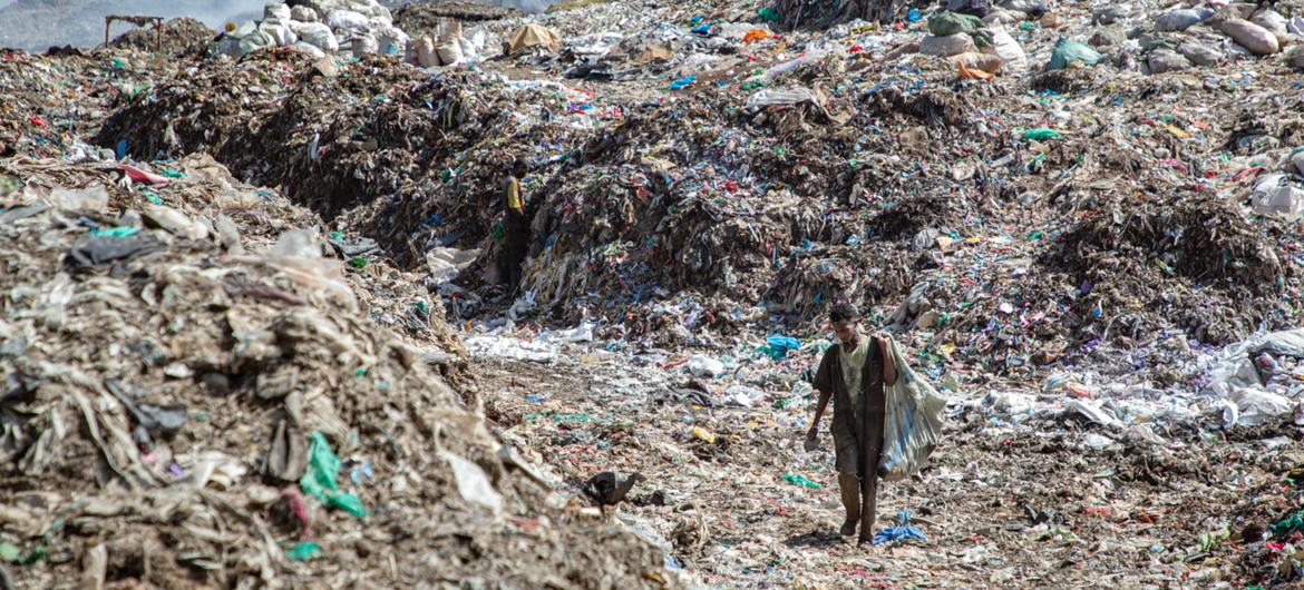 Décharge de Dandora à Nairobi, au Kenya, où une grande partie des déchets de la décharge sont en plastique. 