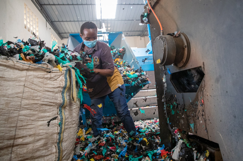 Un trabajador ordena los plásticos para su reciclaje en una basurero de Nairobi.
