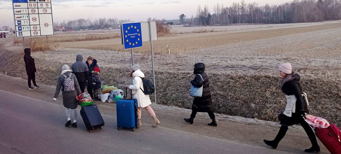 El 27 de febrero de 2022, la gente cruza la frontera de Ucrania a Polonia.