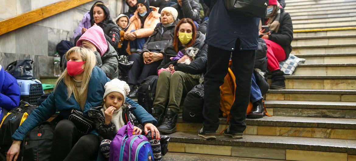 यूक्रेन की राजधानी कीएफ़ में स्थानीय लोगों ने एक सब-वे स्टेशन पर शरण ली हुई है. (24 फ़रवरी 2022)