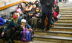 Des Ukrainiens ont trouvé refuge dans le métro à Kiev à la suite des opérations militaires russes contre l'Ukraine (24 février 2022).