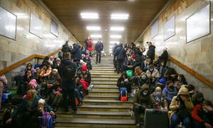 El 24 de febrero de 2022, un numeroso grupo de personas se refugia en una estación de metro durante las operaciones militares en curso en Kiyv, en Ucrania