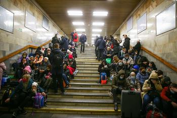 Mnamo tarehe 24 Februari 2022, watu wanajificha katika kituo cha treni ya chini ya ardhi wakati wa operesheni za kijeshi zinazoendelea huko Kyiv, Ukraine