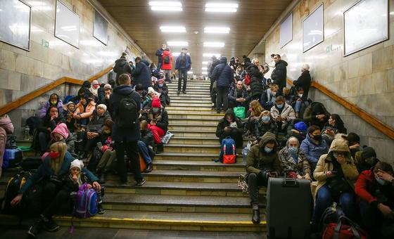 El 24 de febrero de 2022, un numeroso grupo de personas se refugia en una estación de metro durante las operaciones militares en curso en Kiyv, en Ucrania