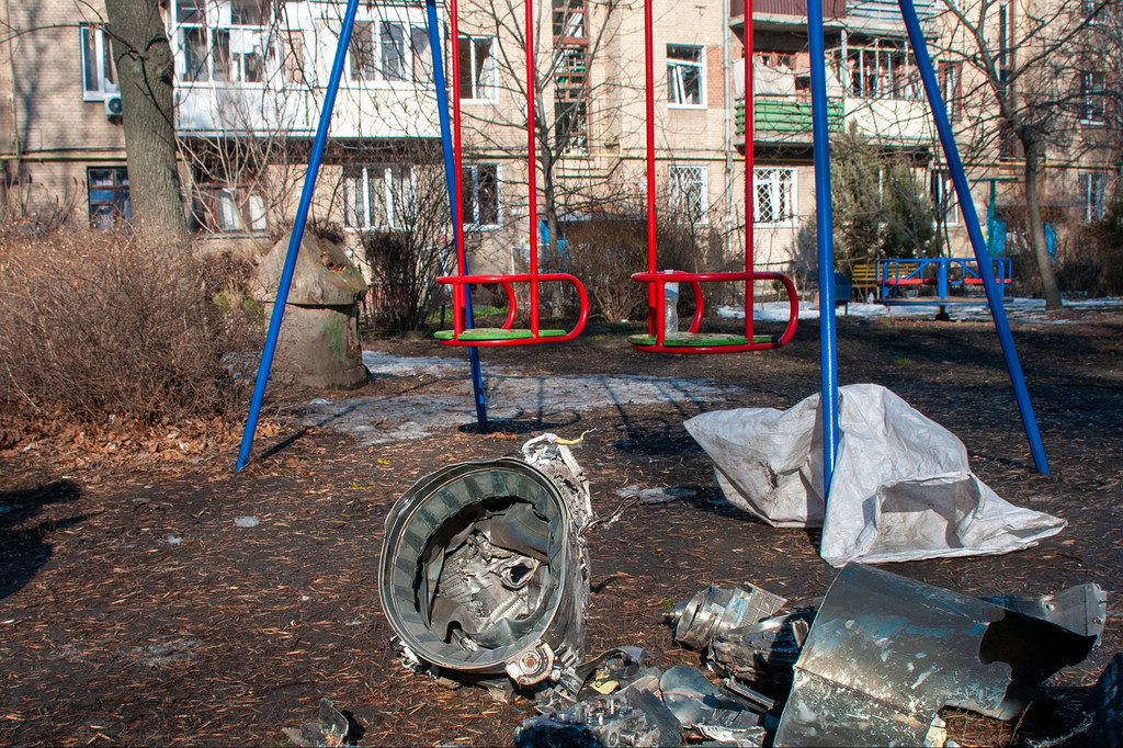 El 25 de febrero de 2022, los restos de un cohete yacen junto a un parque infantil, mientras se llevan a cabo operaciones militares en Kiev, Ucrania.