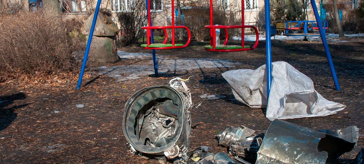 यूक्रेन की राजधानी कीयेफ़ में, रूस के सैन्य अभियान में दागे गए रॉकेट के कुछ अवशेष, एक क्रीडास्थल में. ये तस्वीर 25 फ़रवरी 2022 की है.