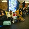 Famílias buscam abrigo em estação de metro na capital da Ucrânia, Kiev. 