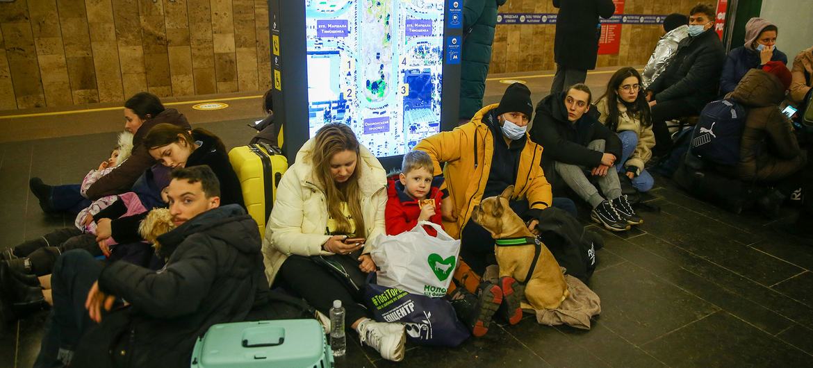 Famílias buscam abrigo em estação de metro na capital da Ucrânia, Kiev. 