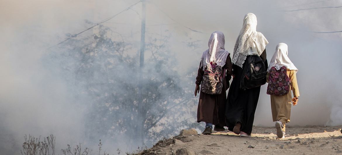 Trois soeurs vont à l'école près d'une zone de combat à Taëz, au Yémen, en février 2021.