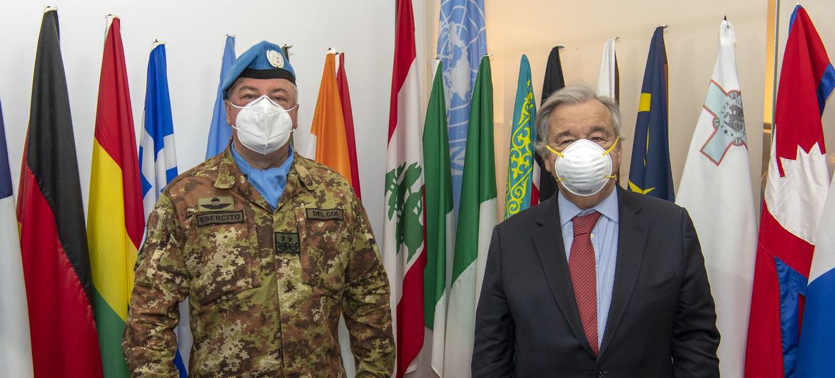 الأمين العام للأمم المتحدة أنطونيو غوتيريش يجتمع مع رئيس بعثة اليونيفيل أثناء زيارته لمقر قوة الأمم المتحدة المؤقتة في لبنان في الناقورة. جنوب لبنان. 
