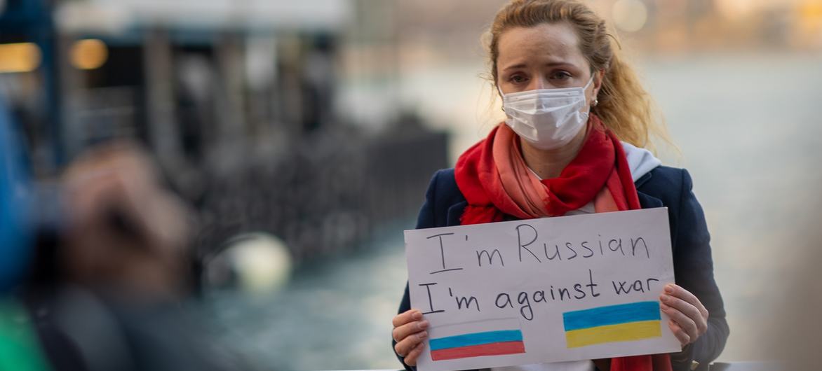 Une Russe proteste contre la guerre en Ukraine.