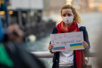 Una mujer rusa se manifiesta en contra de la guerra en Ucrania. 