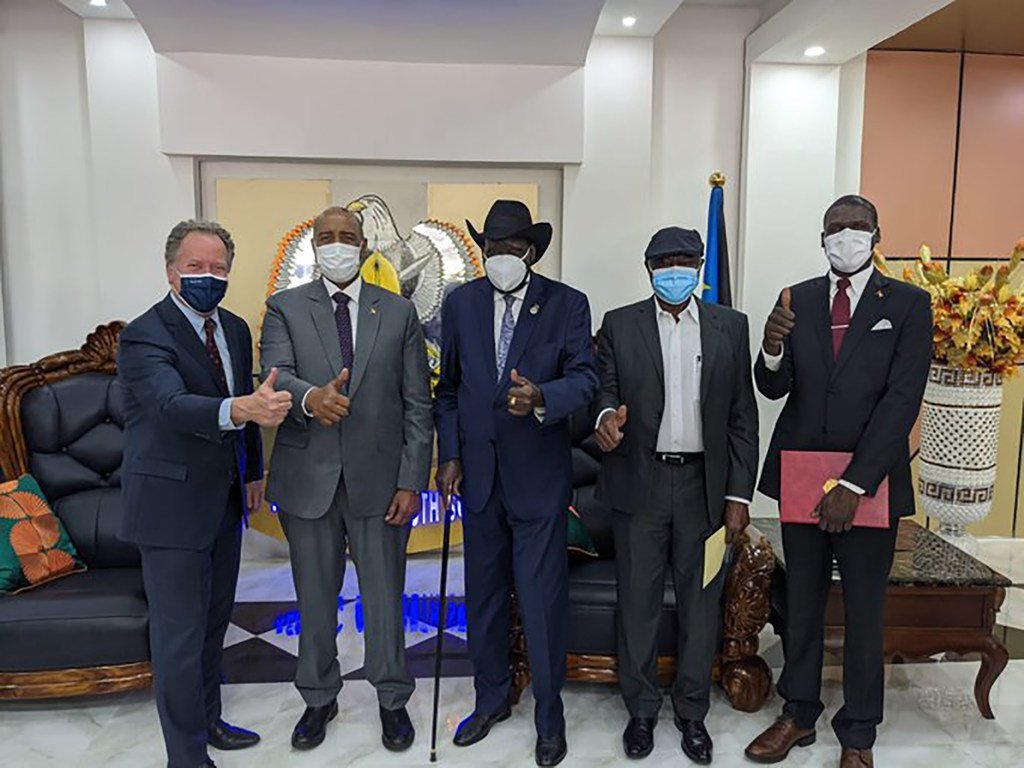 المدير التنفيذي لبرنامج الأغذية العالمي ديفيد بيزلي مع ممثلين عن الحكومة السودانية والحركة الشعبية لتحرير السودان – قطاع الشمال.