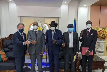 المدير التنفيذي لبرنامج الأغذية العالمي ديفيد بيزلي مع ممثلين عن الحكومة السودانية والحركة الشعبية لتحرير السودان – قطاع الشمال.