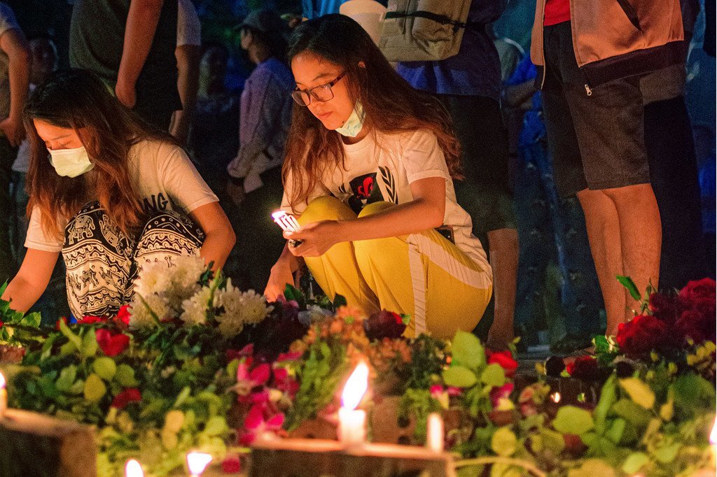 在缅甸仰光人们在悼念被杀害的抗议者。
