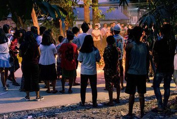 Pessoas em Yangon organizando vigilia em memória das vítimas da violência
