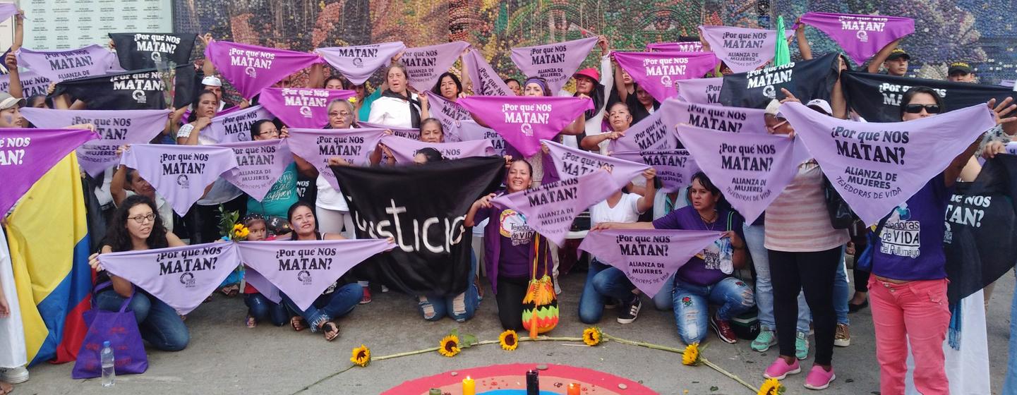 Integrantes de Tejedoras de Vida conmemoran el Día Internacional de la Mujer pidiendo el fin de la violencia.