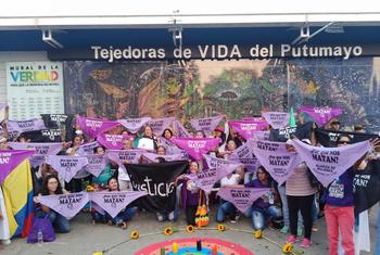 Integrantes de Tejedoras de Vida conmemoran el Día Internacional de la Mujer pidiendo el fin de la violencia.