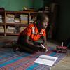 布基纳法索多里，一个小男孩在家中学习。