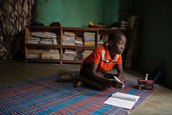 布基纳法索多里，一个小男孩在家中学习。
