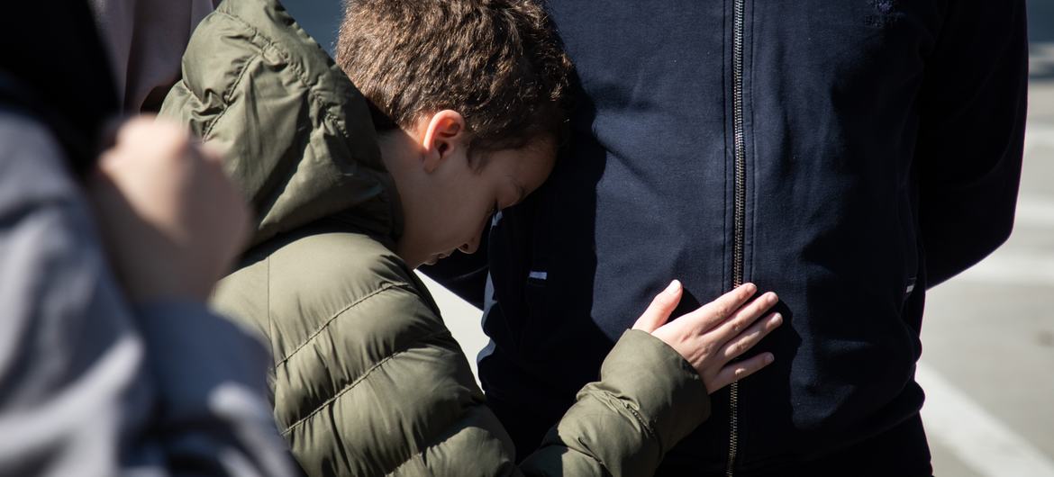 À Palanca, en Moldavie, à la frontière avec l'Ukraine, un garçon repose sa tête.