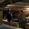 Dos mujeres se refugian en un sótano en Ucrania