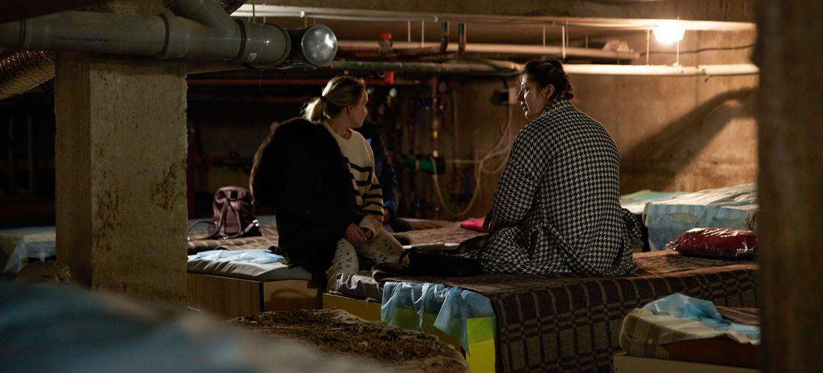 Dos mujeres se refugian en un sótano en Ucrania