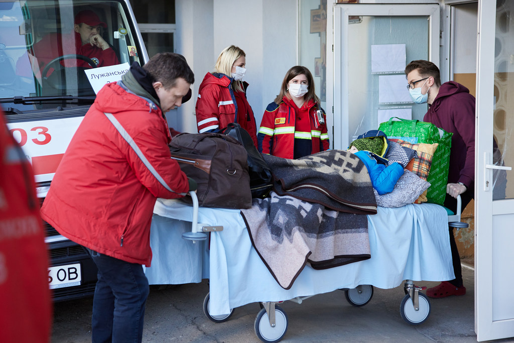 Un paciente de pediatría es trasladado del hospital de Lviv durante una evacuación, Ucrania.