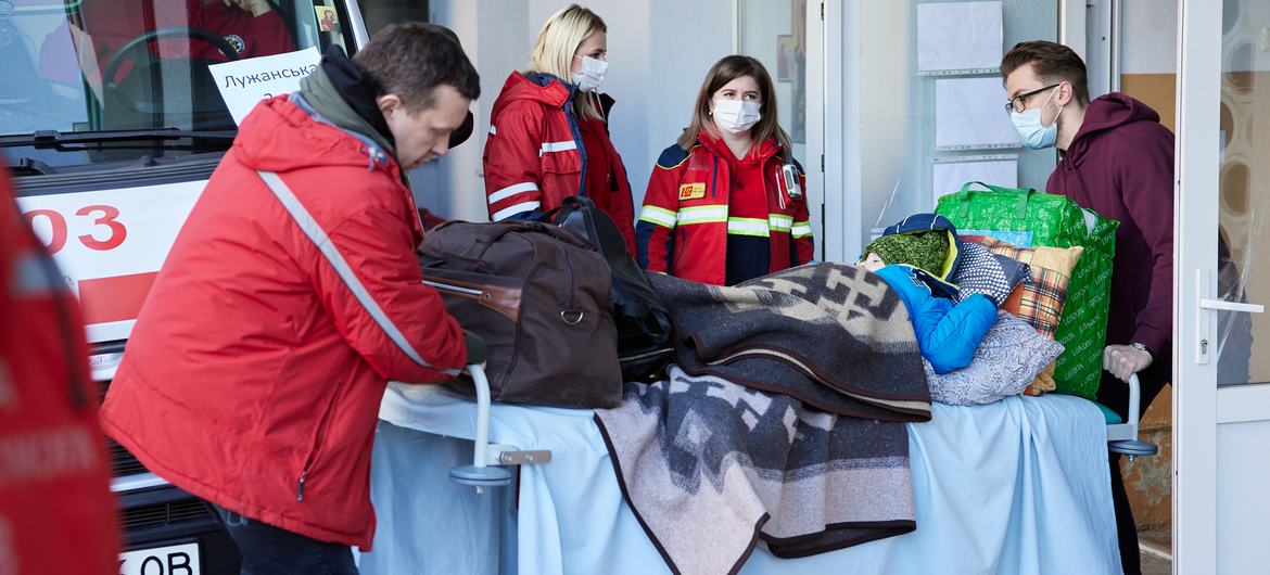 مريض في أحد مستشفيات لفيف خلال عملية إجلاء في أوكرانيا.