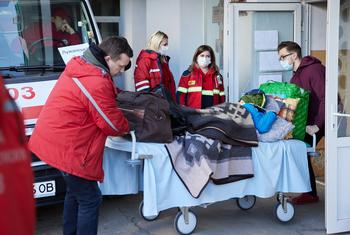 Un patient pédiatrique est transporté hors de l'hôpital de Lviv lors d'une évacuation, Ukraine.