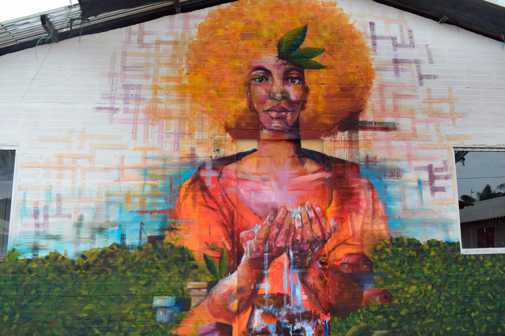 Un mural en una zona rural de Colombia muestra la relación entre las mujeres y el medio ambiente.