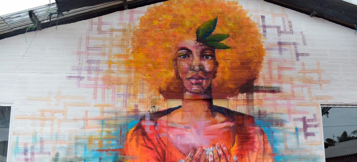 Un mural en una zona rural de Colombia muestra la relación entre las mujeres y el medio ambiente.