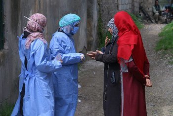 सीरिया में करफ़्यू में दिन बिता रही महिलाओं व लड़कियों के स्वास्थ्य व कल्याण के प्रति चिंता व्याप्त है. 