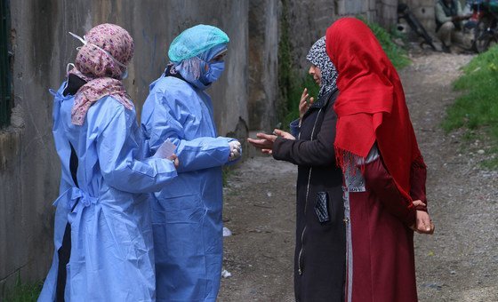 Assistentes sociais na Síria falam com mulheres em isolamento