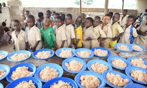 Des enfants attendent de manger leur déjeuner à l'école dans le village de Koroko Foumasa, au centre de la Côte d'Ivoire.