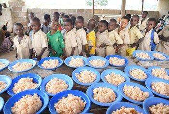 Des enfants attendent de manger leur déjeuner à l'école dans le village de Koroko Foumasa, au centre de la Côte d'Ivoire.