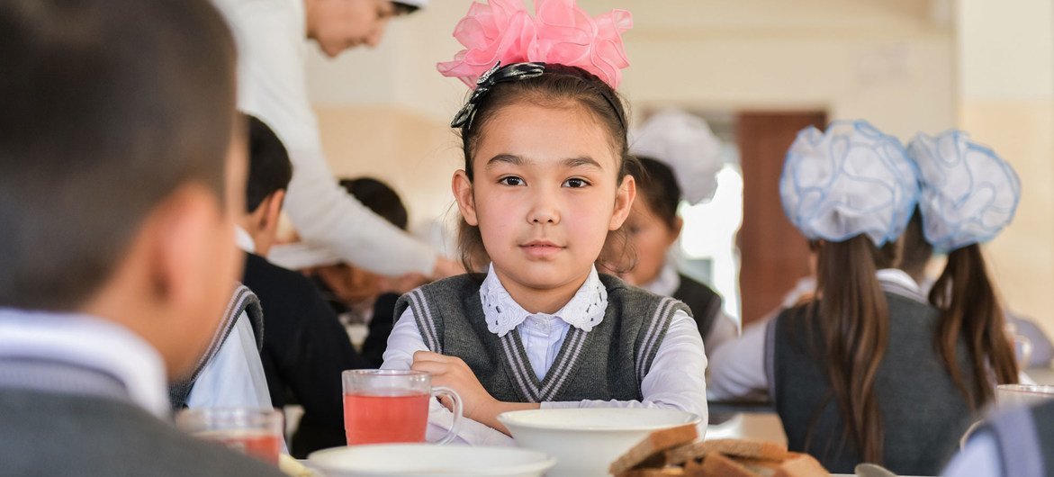 在哈萨克斯坦土耳其斯坦市的一所小学，一名9岁女孩正在吃午餐。