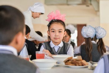 在哈萨克斯坦土耳其斯坦市的一所小学，一名9岁女孩正在吃午餐。