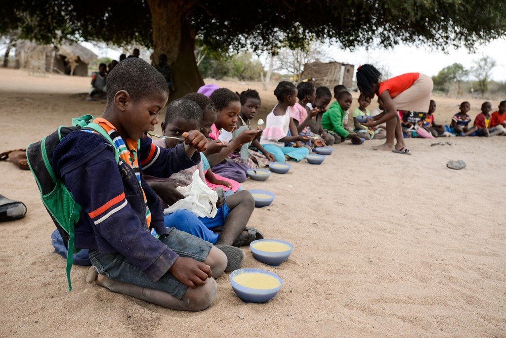 Des enfants mangeant leur repas scolaire au Mozambique