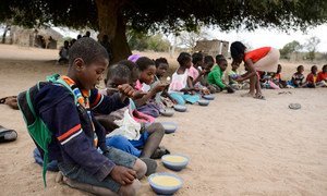 Hora da merenda numa escola em Moçambique.