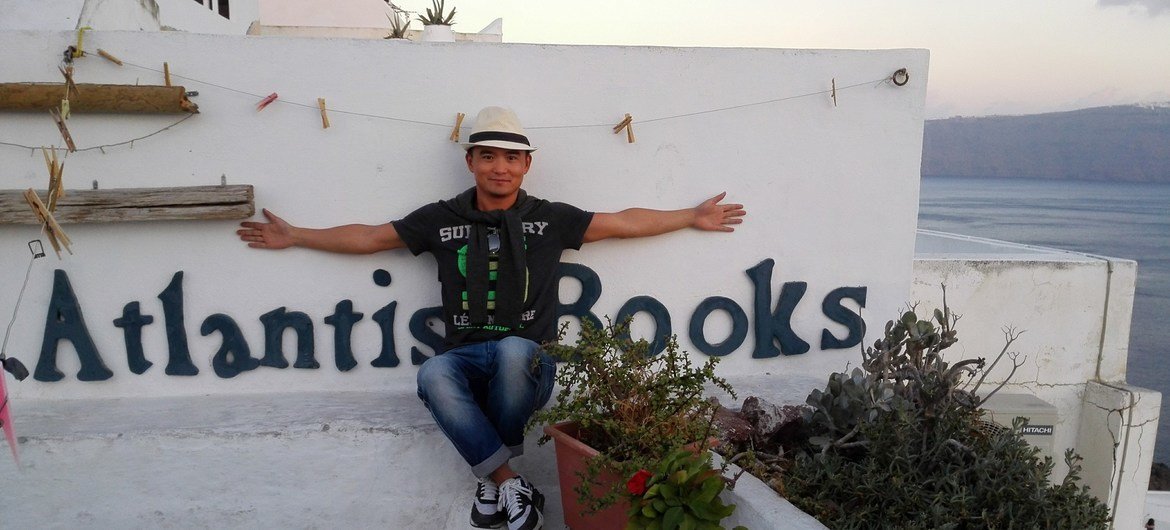 潜水健将黄辉在希腊圣托里尼号称世界上最美书屋“Altantis Books”。