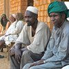 أفراد من قبيلة الأمبررو الرعوية في جنوب دارفور ينتظرون المواصلات التي تقلهم إلى ولاية النيل الأزرق.